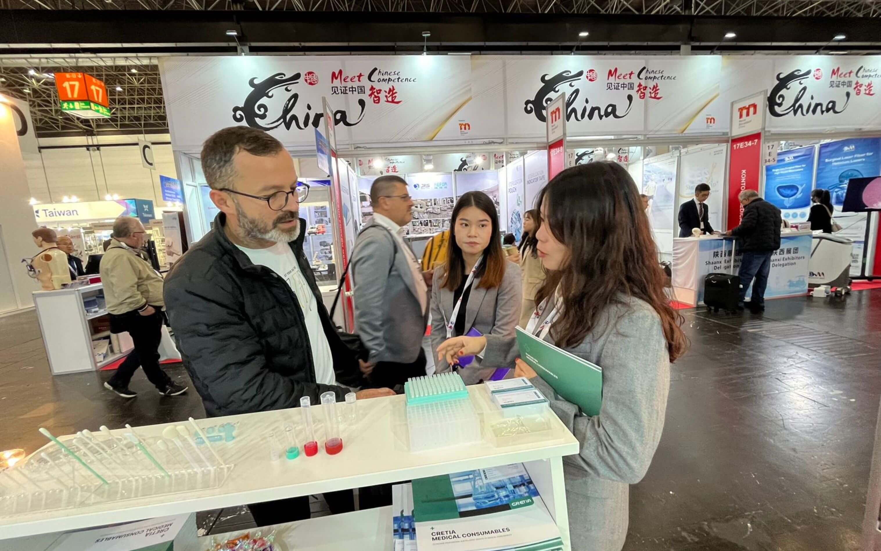 麥瑞科林銷售團(tuán)隊(duì)正在回答客戶咨詢 麥瑞科林銷售團(tuán)隊(duì)正在回答客戶咨詢