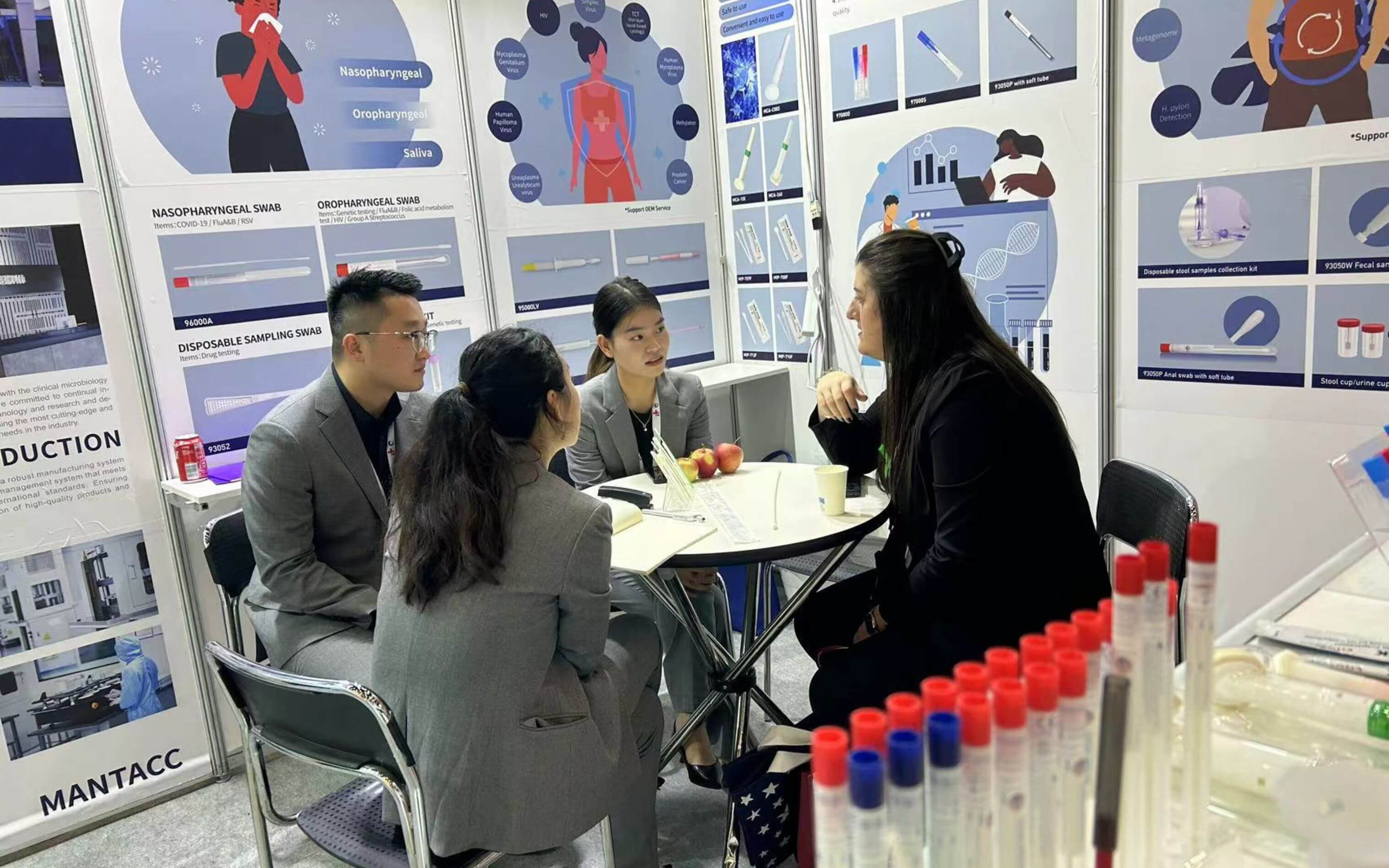 麥瑞科林銷售團(tuán)隊(duì)與客戶一起討論問題并提出解決方案 麥瑞科林銷售團(tuán)隊(duì)與客戶一起討論問題并提出解決方案