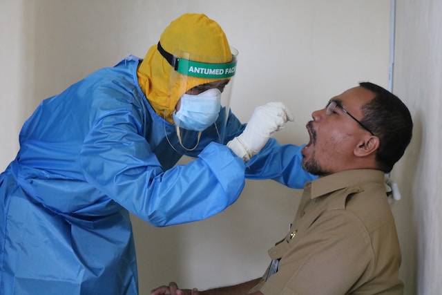 一名男性在接受咽拭子采樣