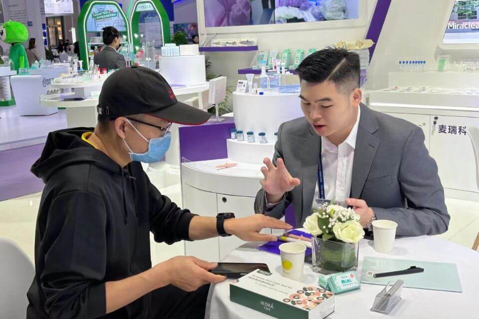 麥瑞科林工作人員給客戶詳細介紹產(chǎn)品