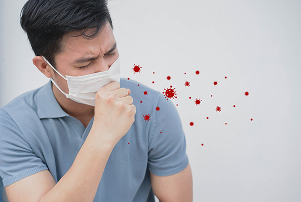特寫(xiě)亞洲男子在口罩內(nèi)咳嗽的冠狀病毒和飛沫圖標(biāo)，以預(yù)防COVID-19的概念.jpg